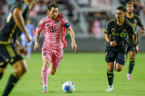 Tiền đạo người Argentina Lionel Messi (số 10)