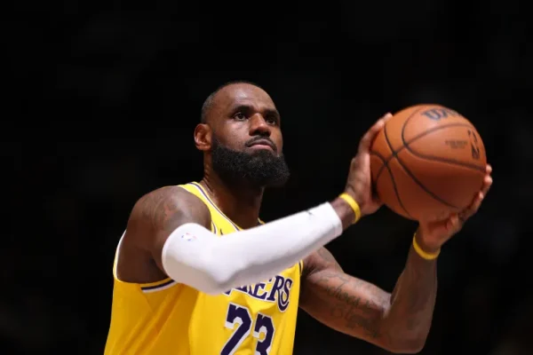 Cầu thủ Lakers LeBron James số 23 thực hiện cú ném phạt vào lưới Timberwolves
