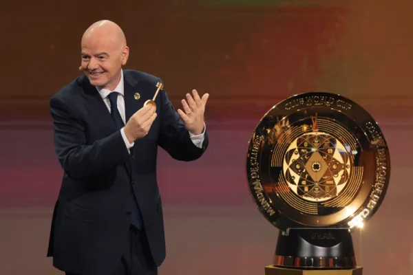 Chủ tịch Gianni Infantino trao tặng cúp vô địch FIFA Club World Cup