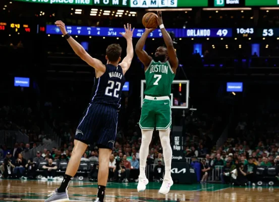 Hậu vệ Jaylen Brown (7) của Boston Celtics sút bóng qua tiền đạo Franz Wagner (22) của Orlando Magic